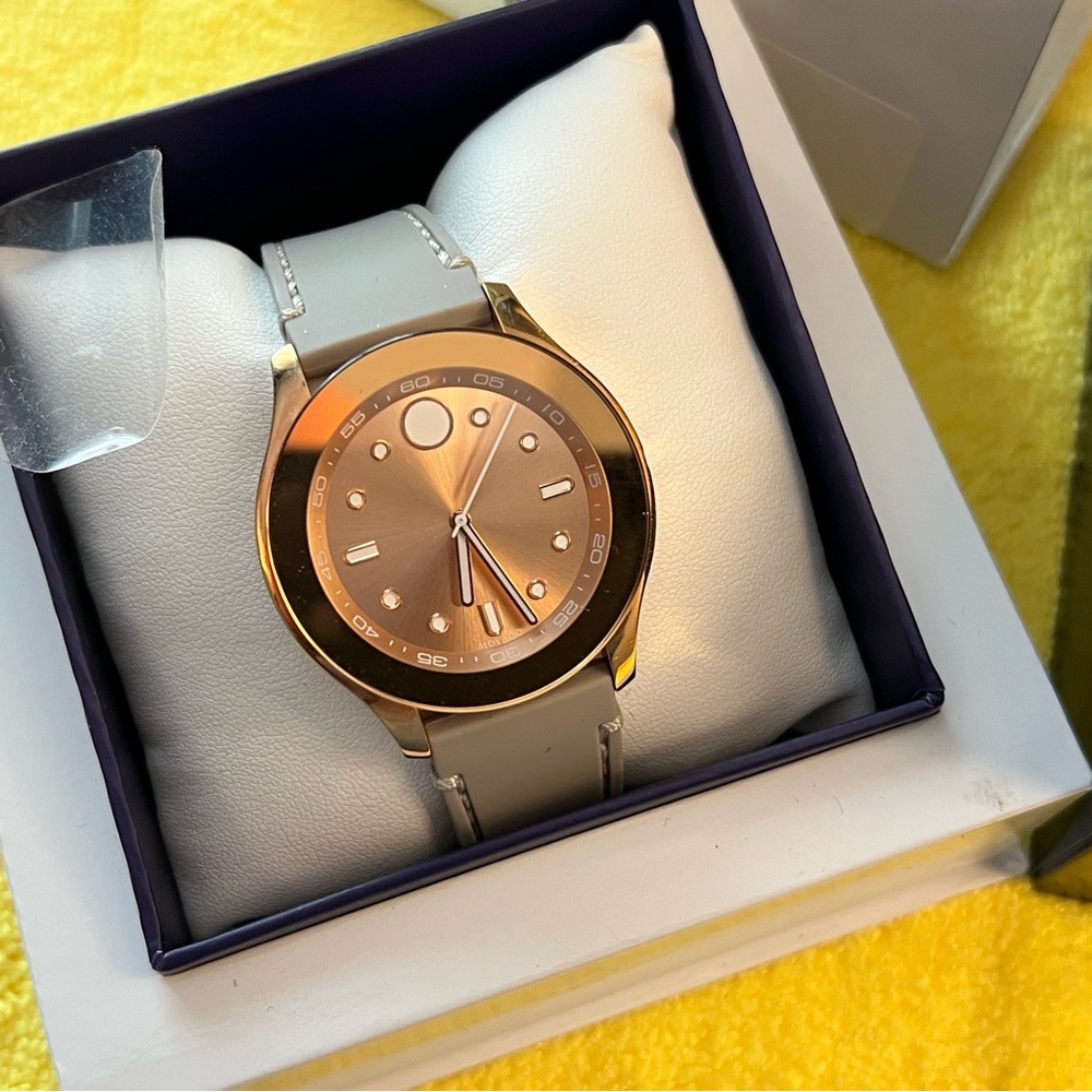 MOVADO Elegant Rose Gold Smartwatch with Soft Silicone Band